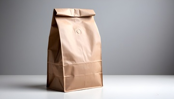 棕色牛皮纸袋白台面灰背景