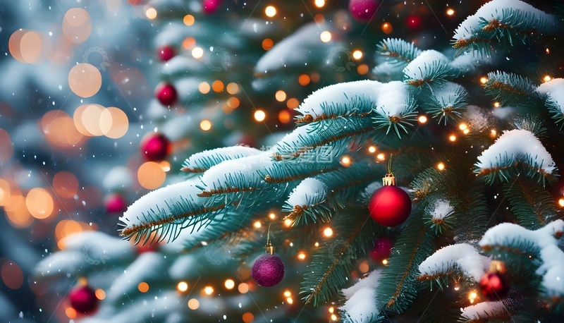 高清大图下载【趣麦麦图】雪覆松枝缀红球灯饰