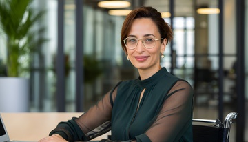 职场女性现代办公环境优雅照
