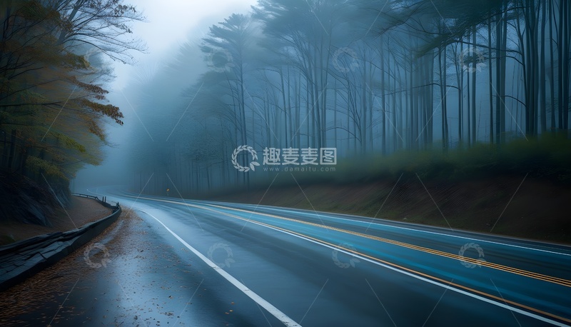 高清大图下载【趣麦麦图】雾中蜿蜒公路森林氛围