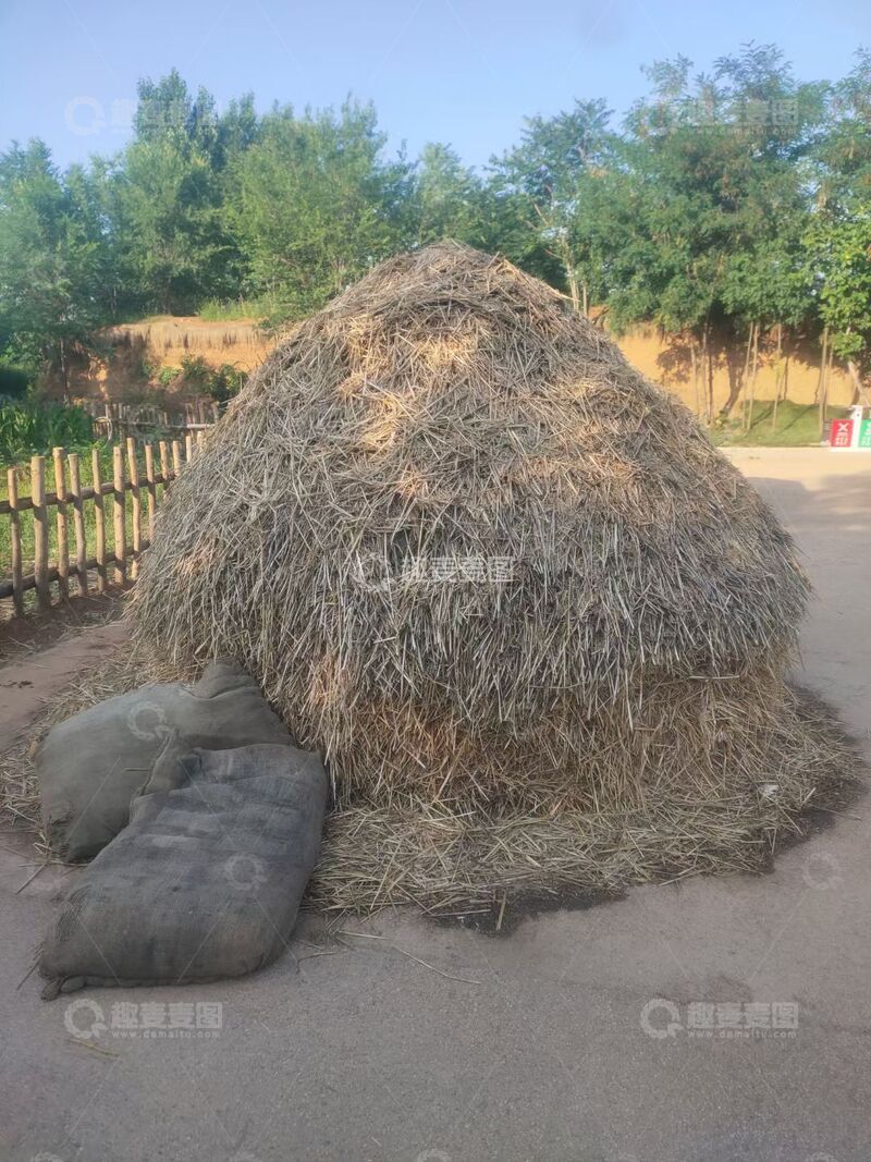 高清大图下载【趣麦麦图】《乡村草垛：田园里的质朴风景》