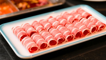 一盘新鲜羊肉卷