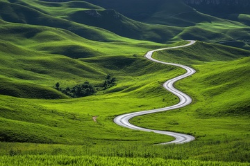 起伏山脉里蜿蜒的公路
