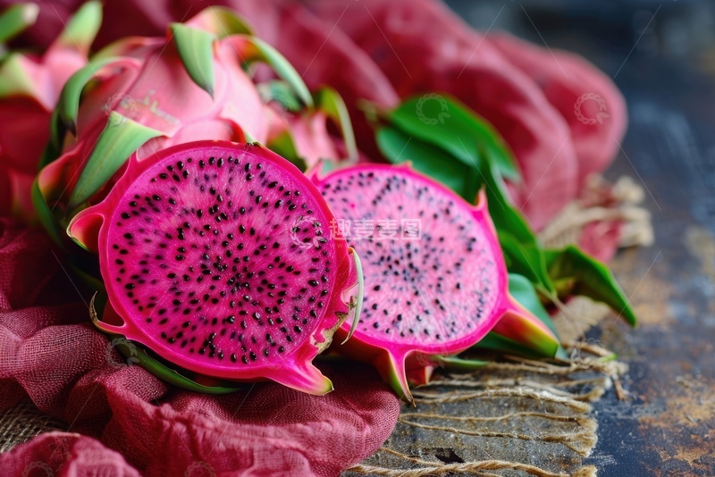 高清大图下载【趣麦麦图】放在桌面上的红心火龙果