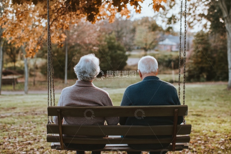 高清大图下载【趣麦麦图】坐在公园长椅上的老年夫妻1