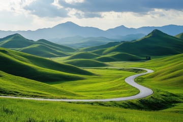 绿色山脉里蜿蜒的公路