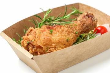 纸盒里的一只炸鸡腿