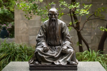 一尊石塑孔子雕像