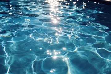 游泳池里波光闪耀的水面