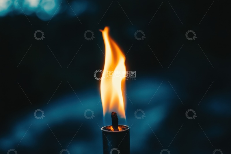 高清大图下载【趣麦麦图】黑暗中燃烧的火折子
