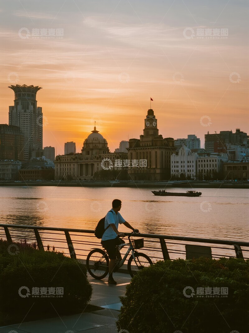 高清大图下载【趣麦麦图】上海黄昏江畔骑车人剪影
