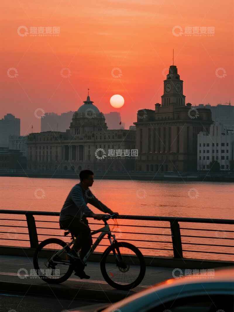 高清大图下载【趣麦麦图】黄昏江畔骑车人剪影