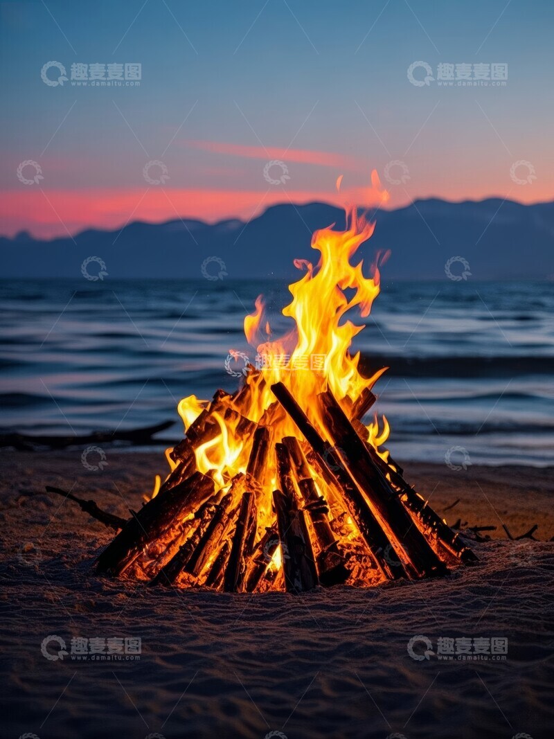 高清大图下载【趣麦麦图】海滩篝火映照夕阳
