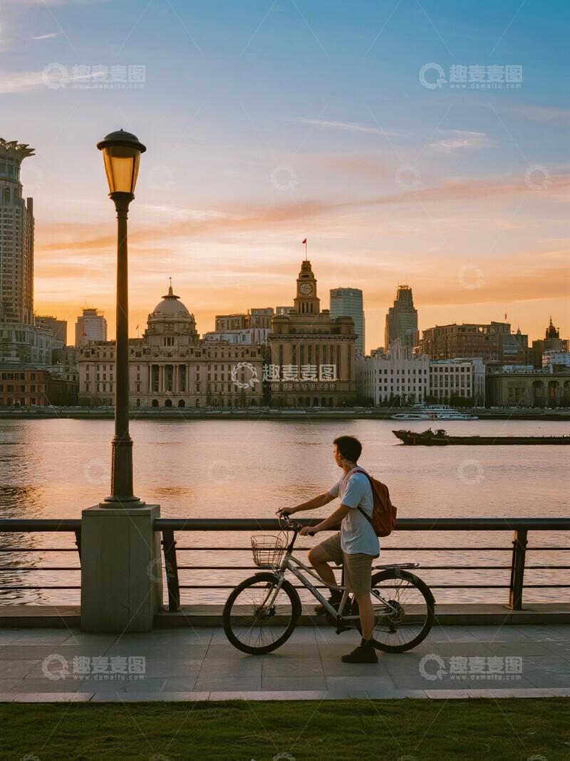 高清大图下载【趣麦麦图】夕阳下骑自行车的人与建筑剪影