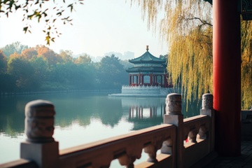 湖边的栅栏结构建筑