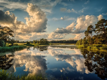 湖水映蓝天白云