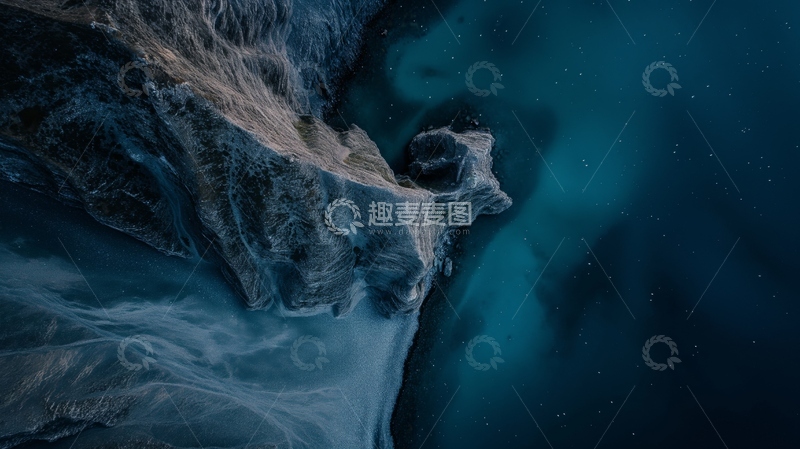 高清大图下载【趣麦麦图】航拍岩岸蓝水景观