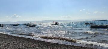 唯美云南抚仙湖蓝天白云湖面清新