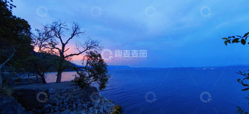 高清大图下载【趣麦麦图】云南抚仙湖蓝天白云湖面晚霞落日晨曦唯美