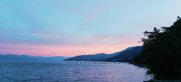 蓝粉色日出落日湖面蓝天抚仙湖