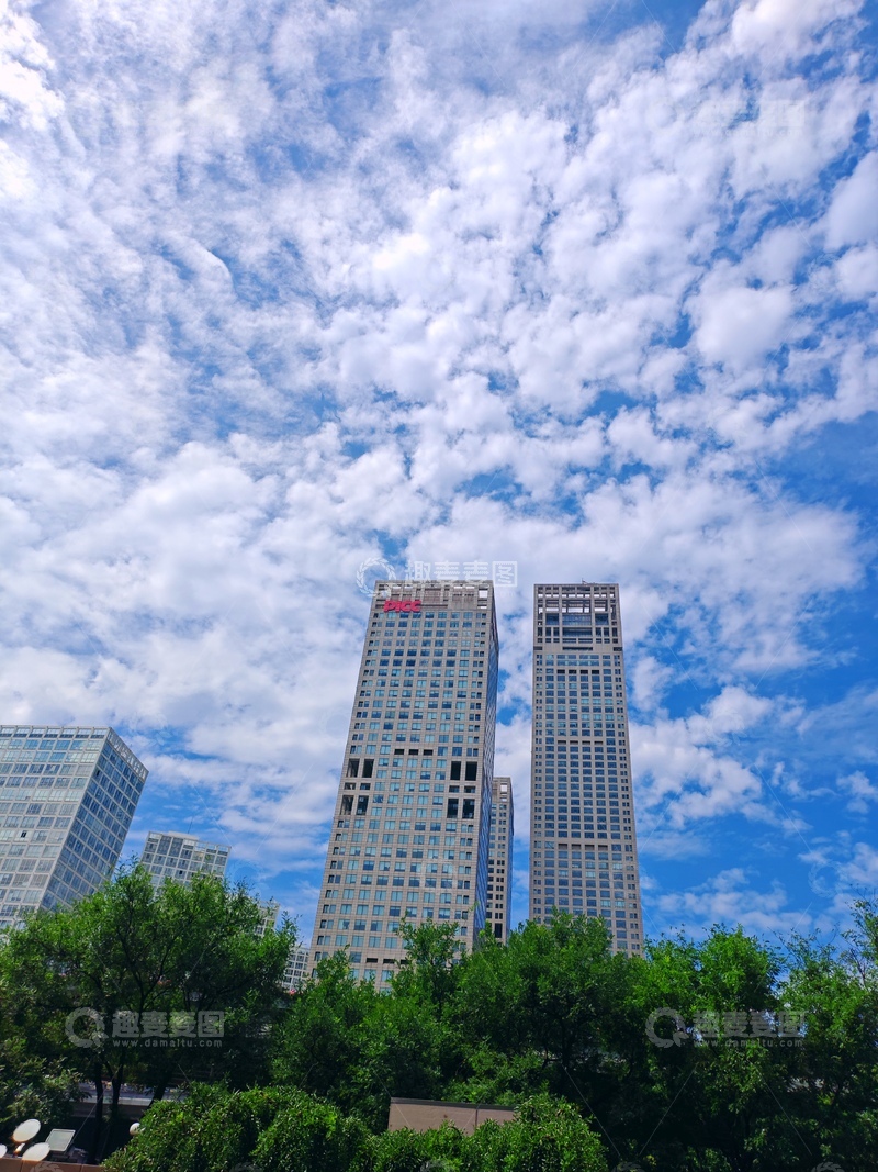 高清大图下载【趣麦麦图】蓝天白云下的中国尊2