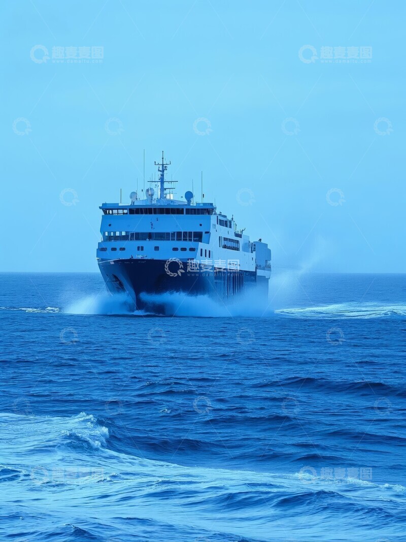 高清大图下载【趣麦麦图】海上航行的大型白色游轮