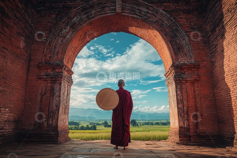 高清大图下载【趣麦麦图】站在拱形石头门前的僧侣