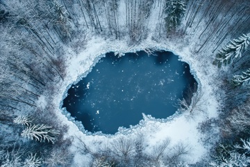 冬季森林里的湖泊摄影