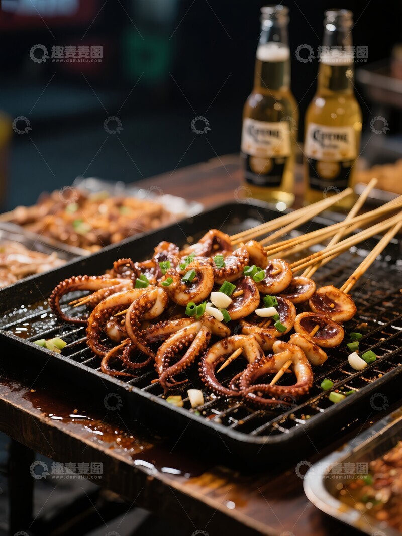 高清大图下载【趣麦麦图】烤鱿鱼串在铁板上滋滋作响