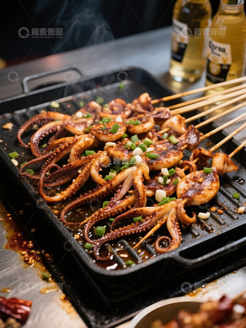 高清大图下载【趣麦麦图】烤鱿鱼串在铁板上冒着热气