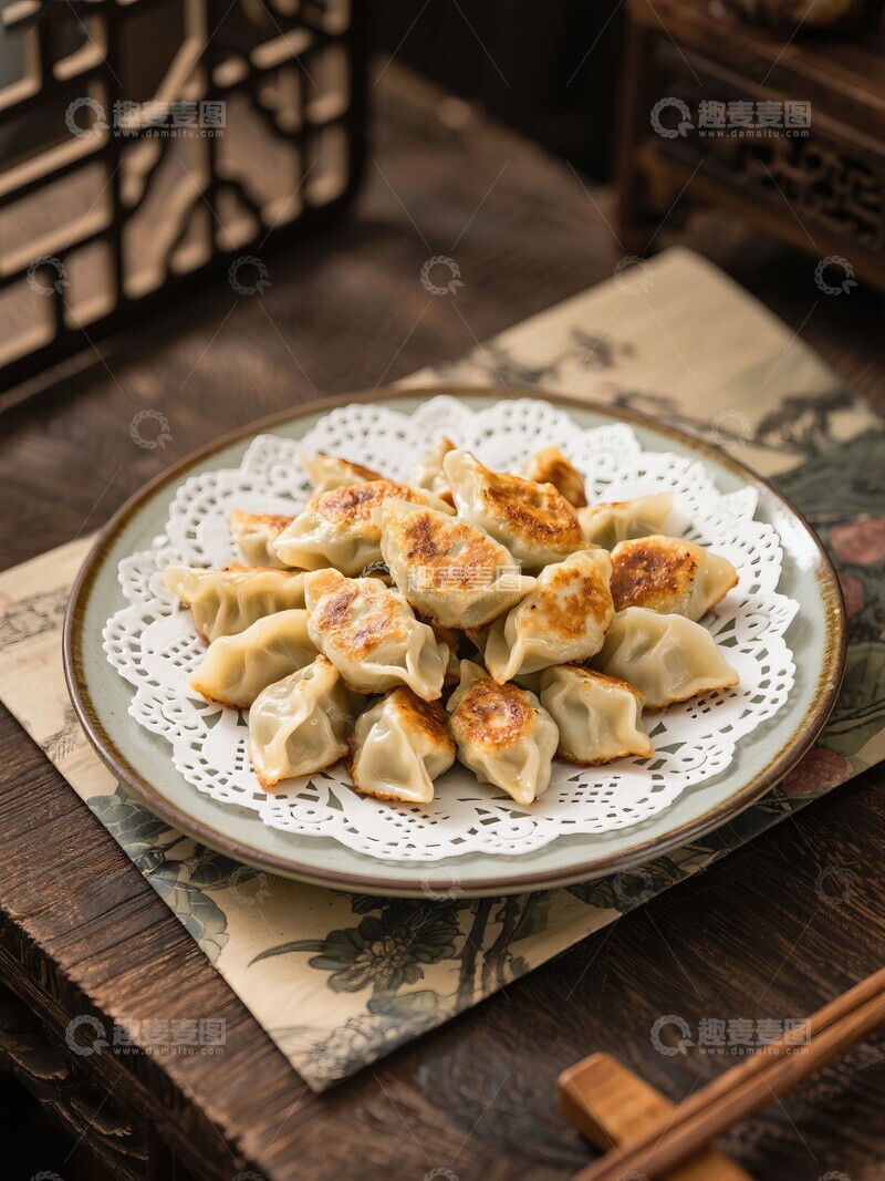 高清大图下载【趣麦麦图】金黄煎饺盘中美味