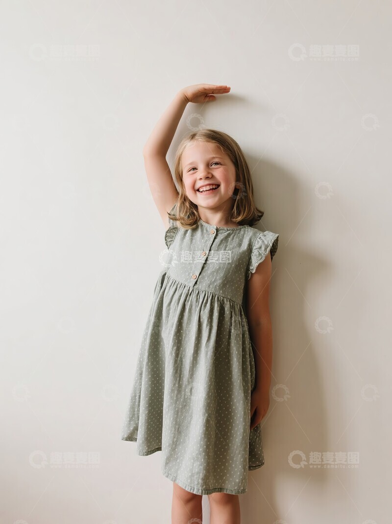 高清大图下载【趣麦麦图】小女孩穿着绿色连衣裙微笑站立
