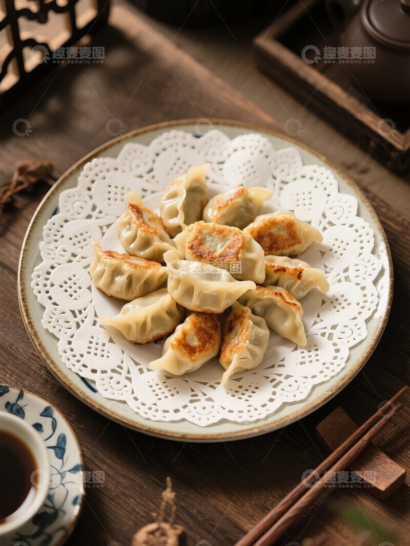 高清大图下载【趣麦麦图】金黄煎饺精致摆盘
