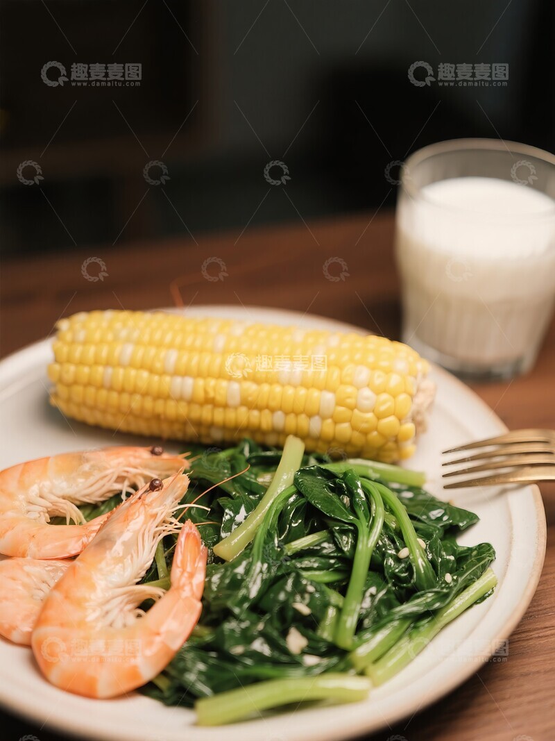 高清大图下载【趣麦麦图】煮玉米大虾菠菜配牛奶减肥餐