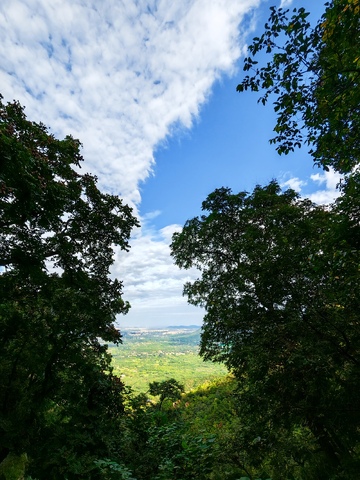 鹫峰，蓝天，白云