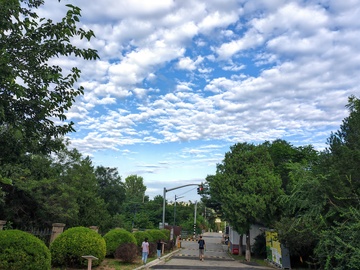 鹫峰一蓝天白云高山