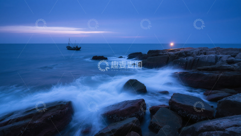 高清大图下载【趣麦麦图】傍晚海边礁石海洋海浪渔船商业照片