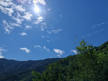 鹫峰，蓝天，白云，高山，