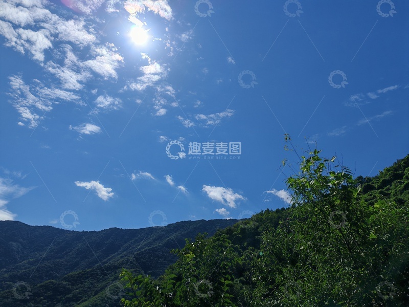 高清大图下载【趣麦麦图】鹫峰，蓝天，白云，高山，