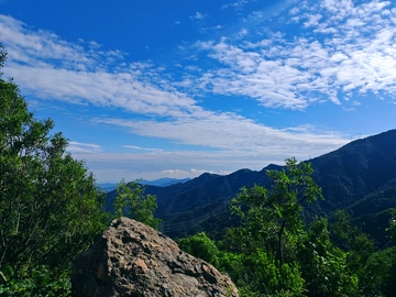 鹫峰，蓝天，白云