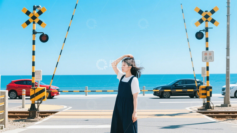 高清大图下载【趣麦麦图】年轻女孩海滨铁道前的惬意时光