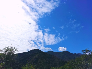 鹫峰，蓝天，白云，高山，