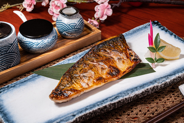 美食炭烤青花鱼