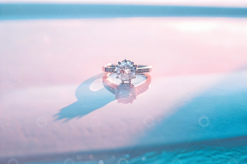 高清大图下载【趣麦麦图】粉蓝光影钻戒特写