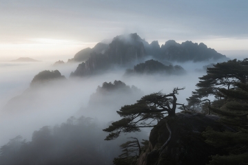 美丽的山间雾气山景
