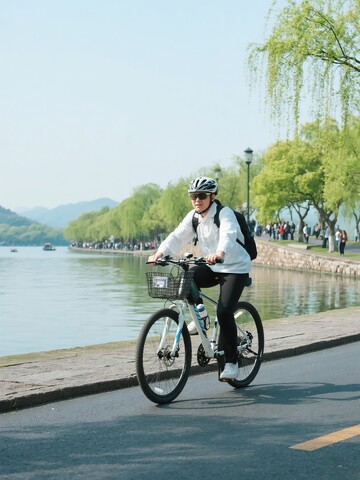 湖畔骑行享受春日风光