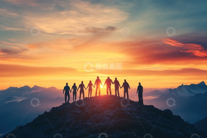 高清大图下载【趣麦麦图】站在山顶的团队人群