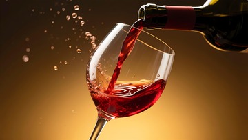 葡萄酒红酒倒入杯中