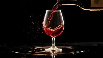 红色的葡萄酒倒入酒杯中