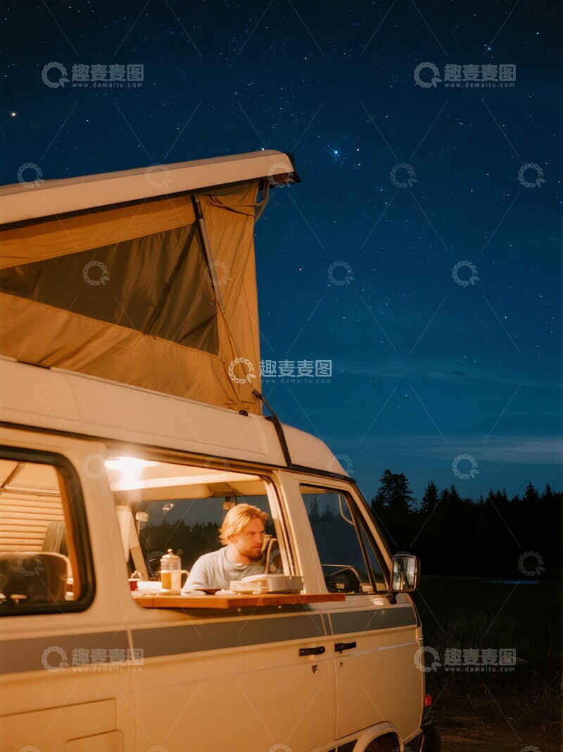 高清大图下载【趣麦麦图】夜晚露营车内男子享受宁静时光